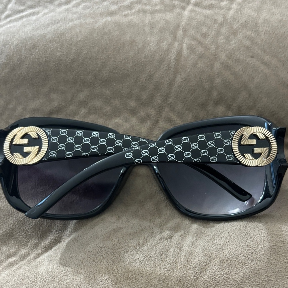 Gucci Women's Sunglasses with Black Frame and Gold Accents
